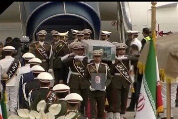 الجثامين الطاهرة لشهداء الخدمة تصل مطار مهرأباد + فيديو