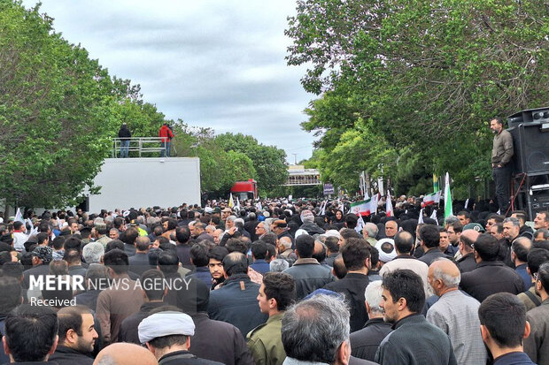 هەزاران کەس لە خەڵکی شاری تەبرێز تەرمی سەرۆک کۆمار و دیکەی شەهیدانیان بەڕێکرێت