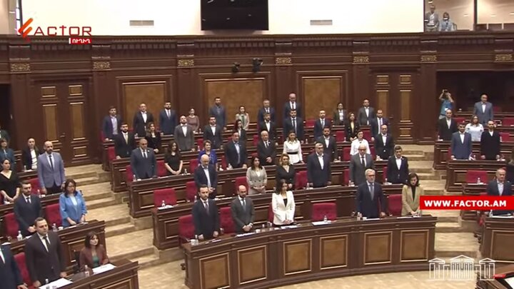Ermenistan parlamentosunda Reisi için saygı duruşu