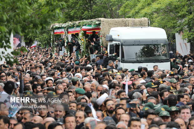 Reisi için Kum'da cenaze töreni