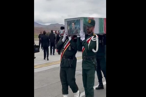 Şehit Reisi ve beraberindeki heyetin cenazeleri Tahran'a getirildi Şehit Reisi ve beraberindeki heyetin cenazeleri Tahran'a getirildi