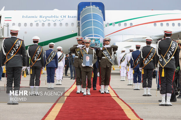 استقبال از پیکر رئیس جمهور شهید و همراهان در فرودگاه مهرآباد