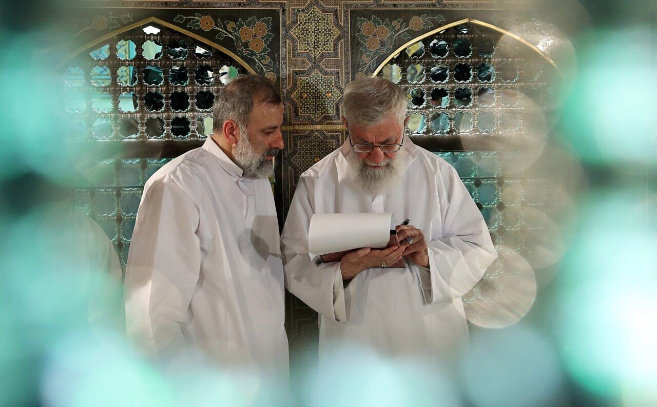 رهبر انقلاب بر پیکر رییس جمهور شهید و همراهانش نماز می‌خوانند