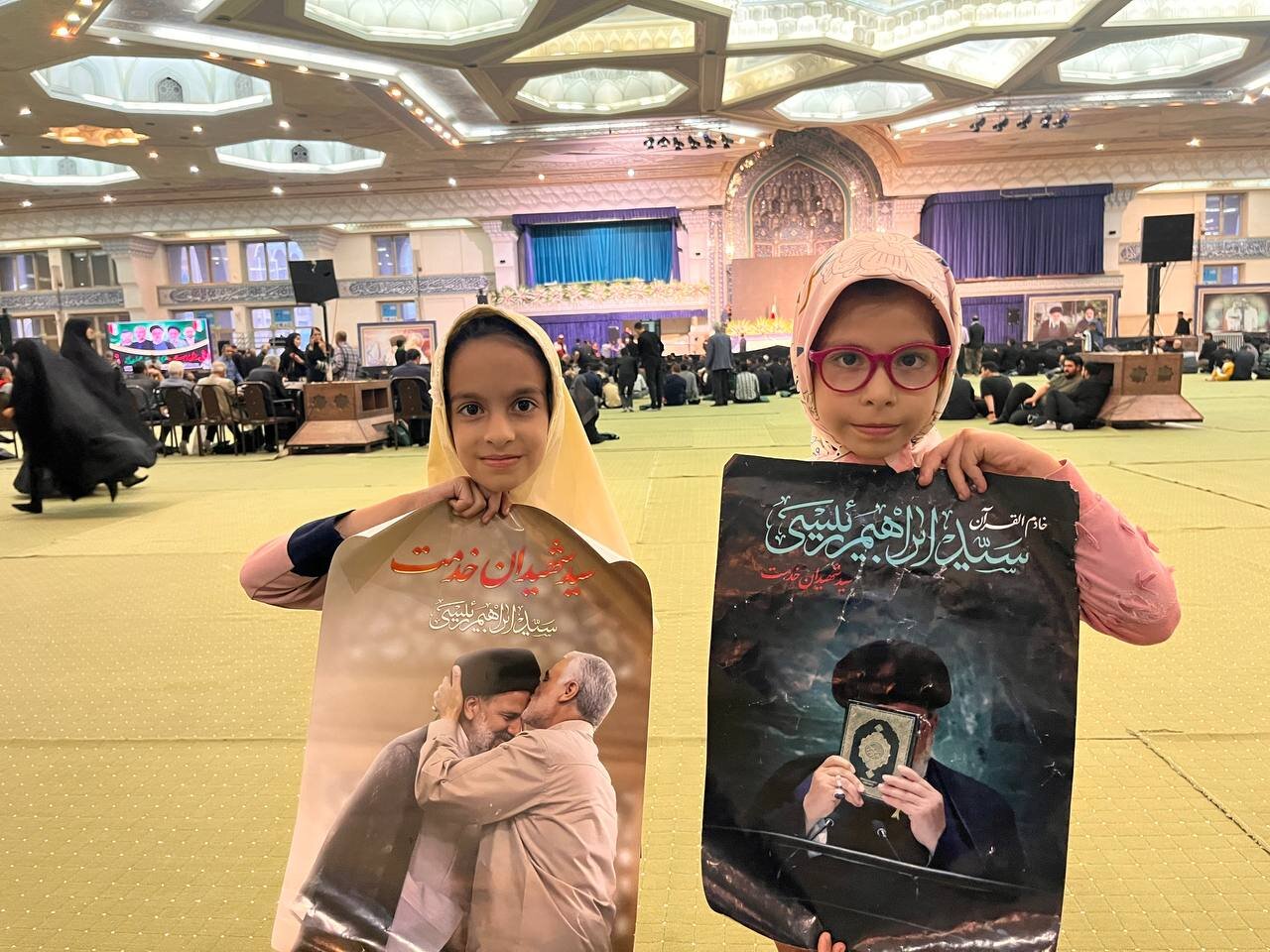 حضور مردم در مصلی تهران پیش از آغاز مراسم استقبال از «شهدای خدمت»