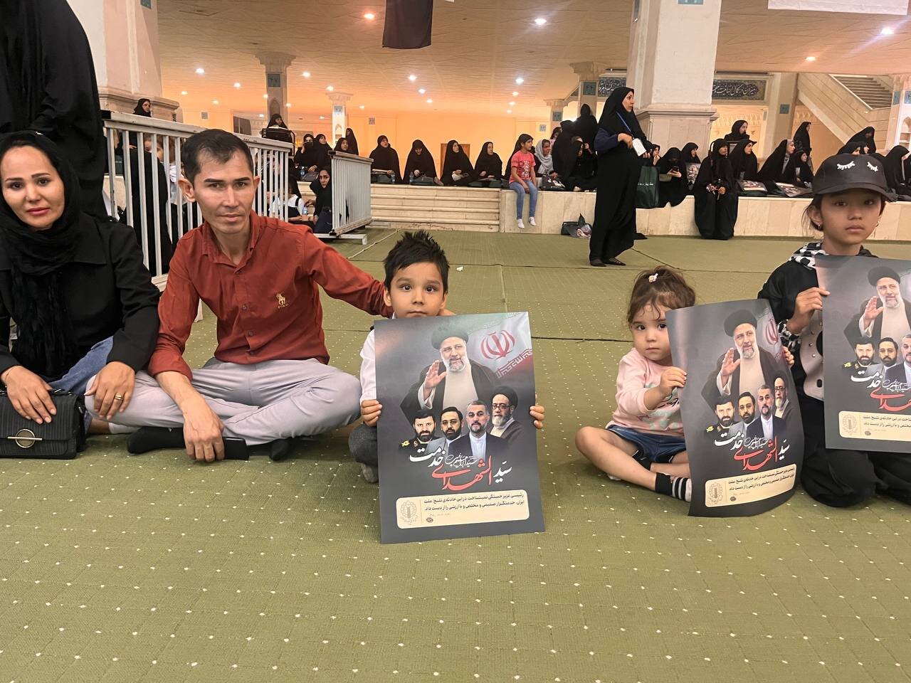 حضور مردم در مصلی تهران پیش از آغاز مراسم استقبال از «شهدای خدمت»