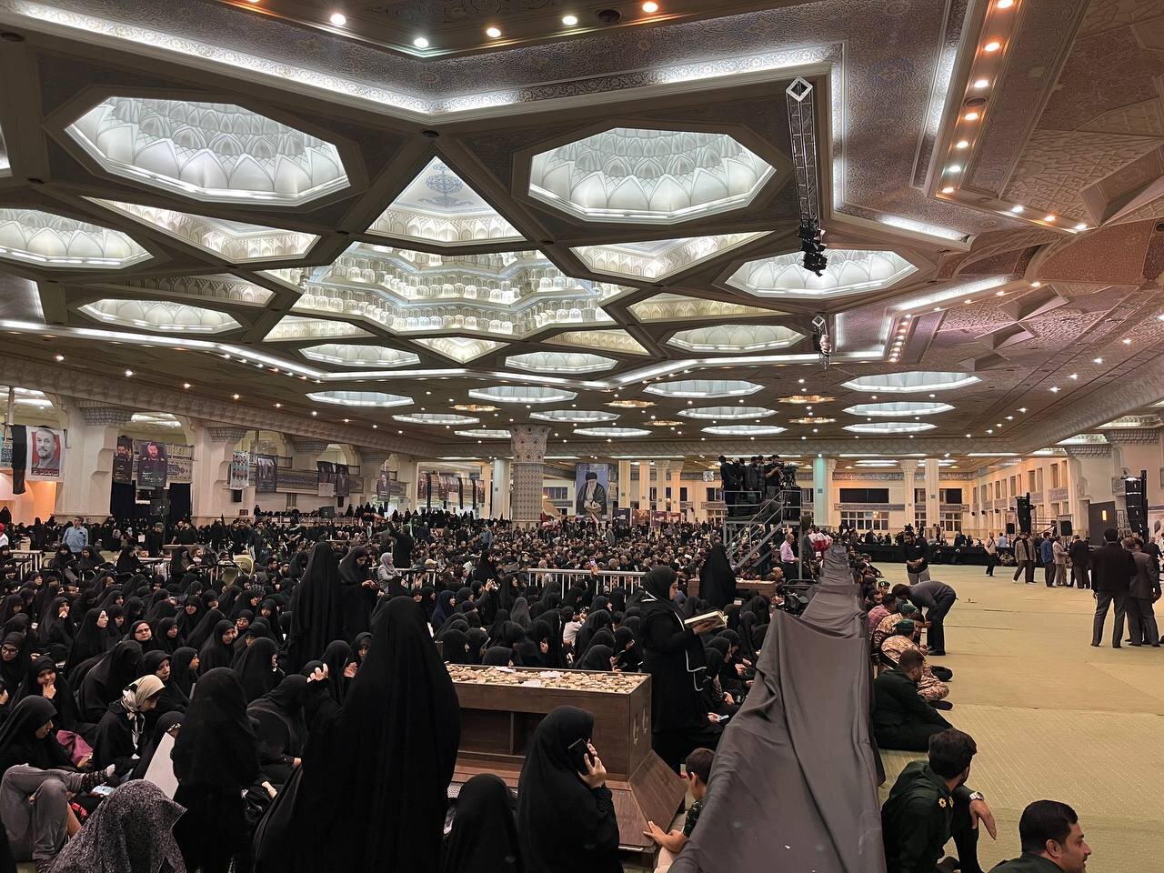 حضور مردم در مصلی تهران پیش از آغاز مراسم استقبال از «شهدای خدمت»