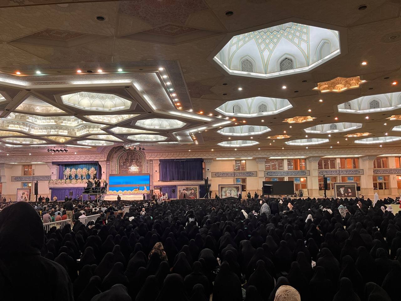 حضور مردم در مصلی تهران پیش از آغاز مراسم استقبال از «شهدای خدمت»