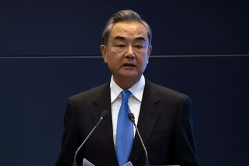 وزير خارجية الصين يؤكد على التزام بلاده بوحدة أراضي إيران وسيادتها