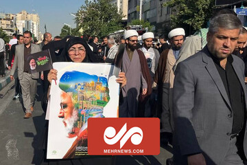 شرکت پرشور مردم تهران در مراسم تشییع شهدای خدمت و همراهانش