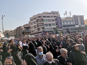 قائد الثورة يصلي على جثامين الشهداء الطاهرة واهالي طهران يودعون شهداء الخدمة