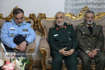 فرماندهان ارتش و سپاه با خانواده شهدای خلبان سانحه بالگرد رئیس‌جمهور دیدار کردند