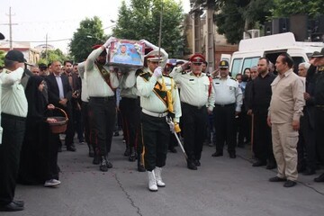 پیکر شهیدامنیت بر دستان مردم کرمانشاه تشییع شد