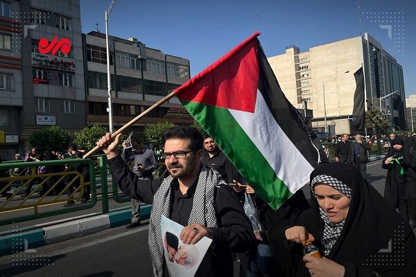 Tahran halkı Filistin bayrağı ile cenaze törenine katıldı