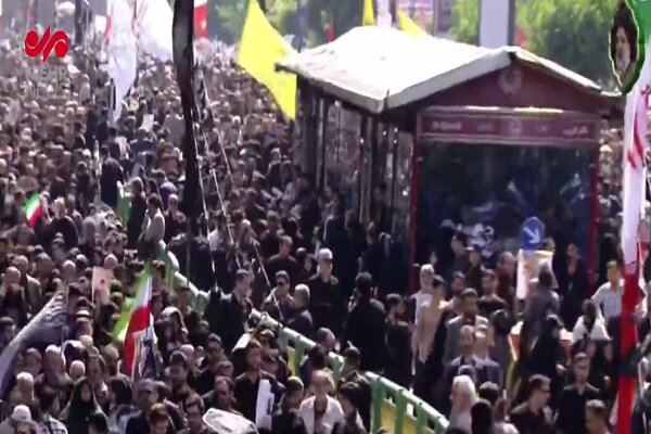 VIDEO: Huge crowd present at pres. Raeisi funeral in Tehran 
