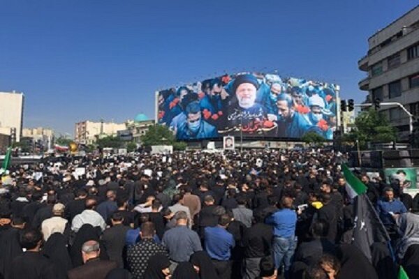 شہید صدر رئیسی اور ساتھیوں کی تشییع جنازہ میں تہران کے عوام کا سیلاب امڈ آیا+ ویڈیو