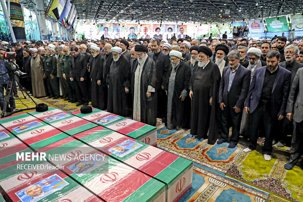 Ayetullah Hamanei'nin şehitlerin cenaze namazını ikame etmesinden fotoğraflar