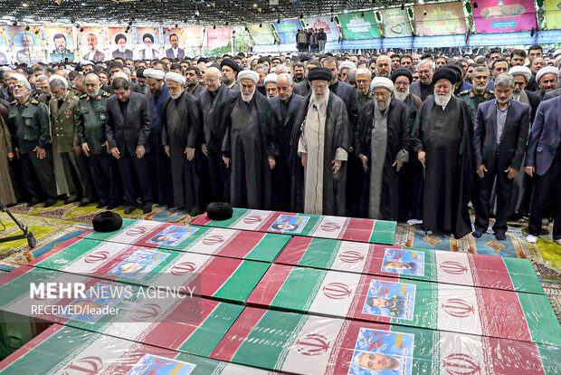 Ayetullah Hamanei'nin şehitlerin cenaze namazını ikame etmesinden fotoğraflar