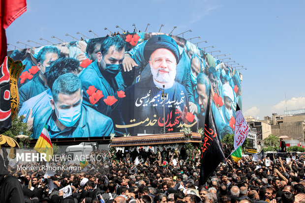 Tahran'da Şehit Reisi ve beraberindeki yetkililer için cenaze töreni
