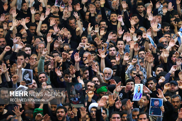 اقامه نماز بر پیکر رئیس جمهور شهید و همراهان به امامت رهبر انقلاب