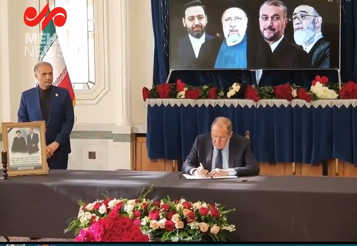 لافروف يقدم التعازي في السفارة الايرانية بموسكو