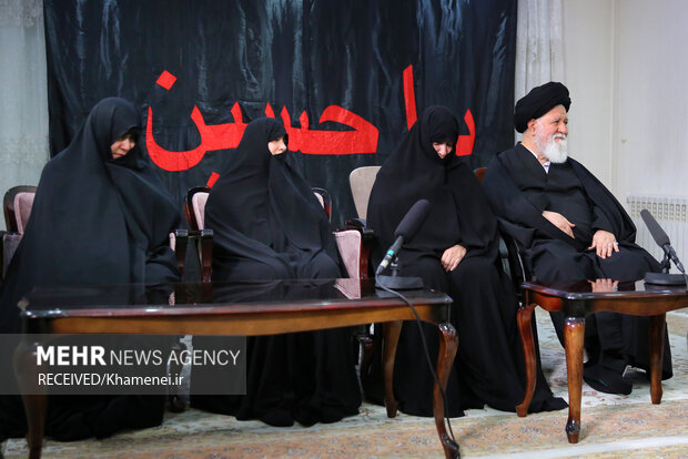حضور رهبر معظم انقلاب در منزل رئیس‌جمهور شهید حجت‌الاسلام رئیسی