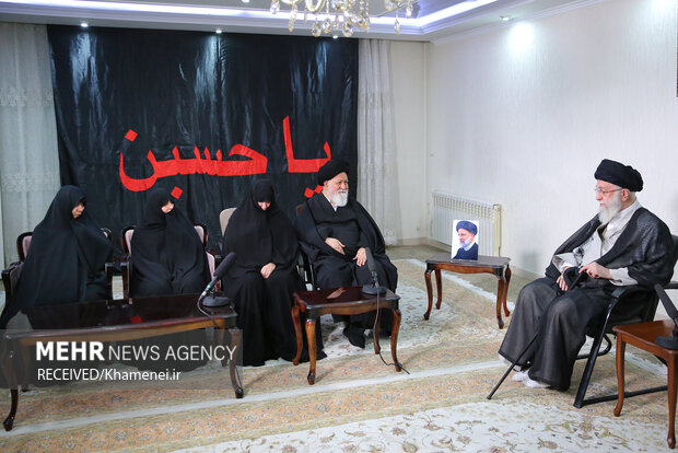 حضور رهبر معظم انقلاب در منزل رئیس‌جمهور شهید حجت‌الاسلام والمسلمین رئیسی
