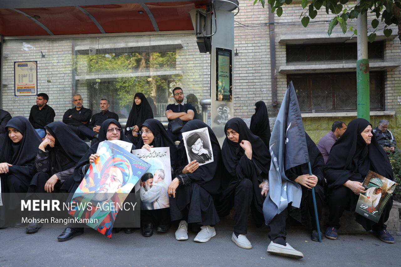 Tehran people saying last goodbye to martyred President, FM