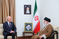 قائد الثورة: يجب تحويل التعاطف بين إيران وتونس إلى تعاون ميداني