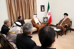 قائد الثورة يؤكد ضرورة  استمرار تطوير التعاون بين طهران والدوحة