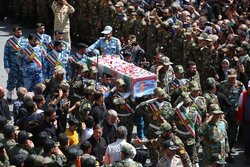 خلبان «محسن دریانوش» در نجف آباد به خاک سپرده شد/ مردم قدرشناس غوغا کردند
