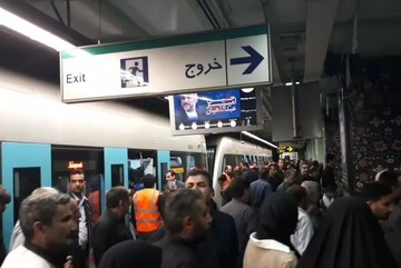 خط یک قطارشهری مشهد در ایستگاه بسیج متوقف شد