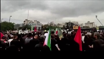 تشییع کنندگان کے ہجوم میں "لبیک یا زھرا" کا پرچم لہرایا گیا