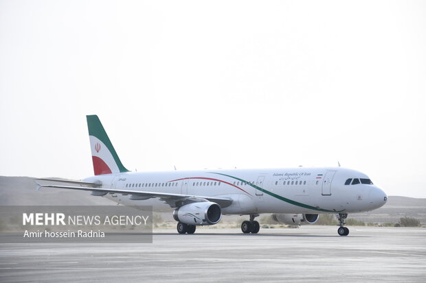 هواپیمای حامل پیکر رئیس جمهور شهید بیرجند را ترک کرد
