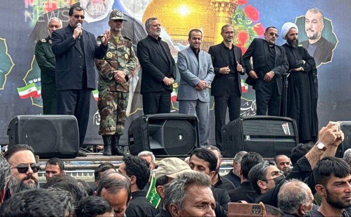İran Çalışma Bakanı Reisi'nin cenaze töreninde böyle ağladı İran Çalışma Bakanı Reisi'nin cenaze töreninde böyle ağladı