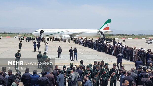 ورود هواپیمای حامل پیکر شهید جمهور به مشهد 
