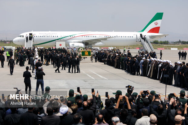استقبال رسمی از پیکر شهدای خدمت در فرودگاه مشهد