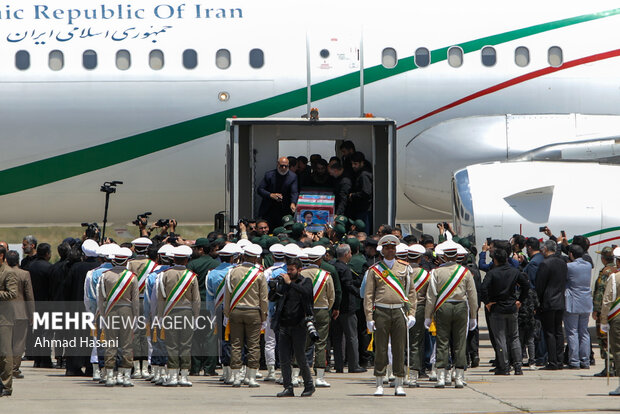 استقبال رسمی از پیکر شهدای خدمت در فرودگاه مشهد