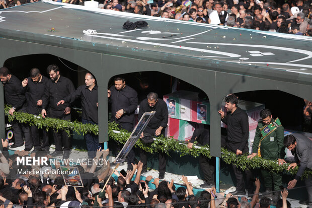 تشییع رئیس‌جمهور شهید و همراهان در مشهدالرضا علیه السلام - ۴