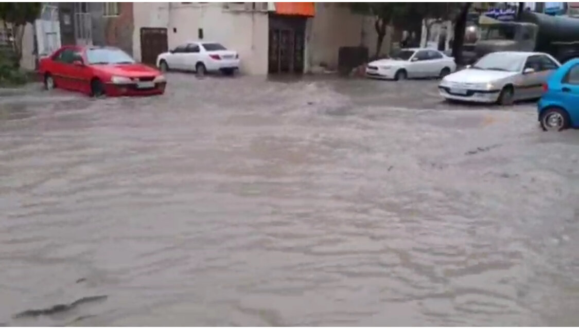 آبگرفتگی شدید معابر شهر ارومیه در پی بارش باران و تگرگ