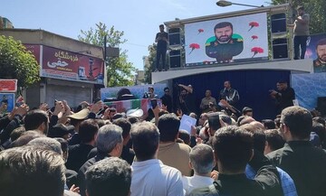 سردار شهید موسوی در آغوش مردم ری