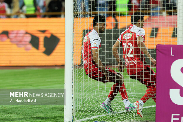 دیدار فوتبال تیم های پرسپولیس و استقلال خوزستان