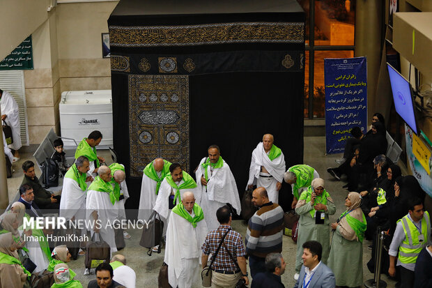 Frist group of Hajj pilgrims take off from Hamedan airport
