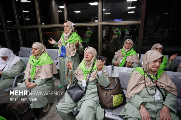 Frist group of Hajj pilgrims take off from Hamedan airport
