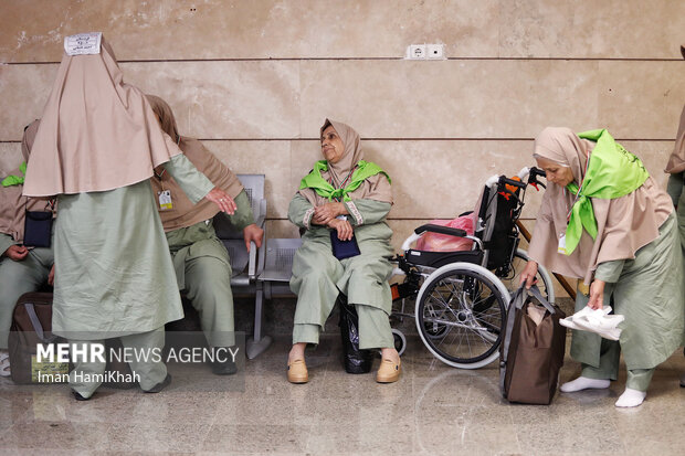 Frist group of Hajj pilgrims take off from Hamedan airport
