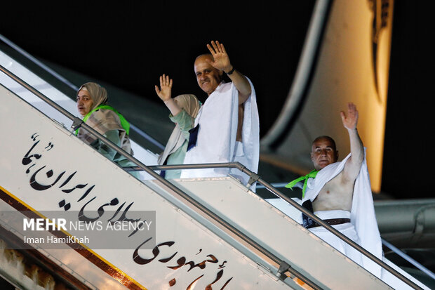 Frist group of Hajj pilgrims take off from Hamedan airport
