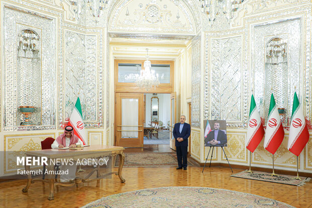 Ceremony of signing book of condolence for martyr Raeisi, FM