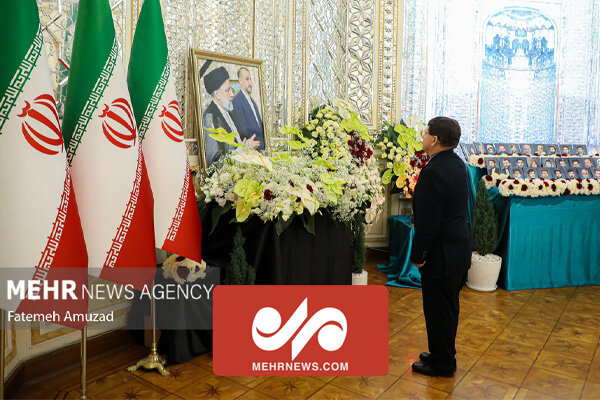امضای دفتر یادبود شهدای خدمت در وزارت خارجه امضای دفتر یادبود شهدای خدمت در وزارت خارجه