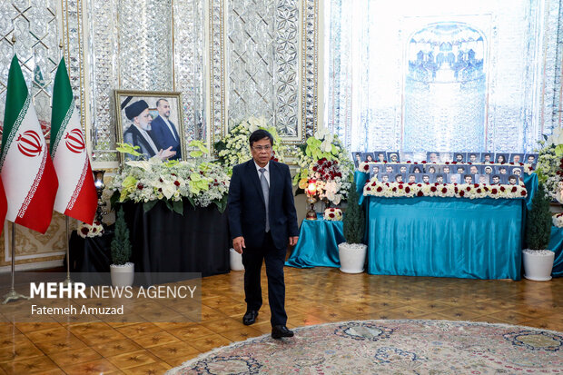 Ceremony of signing book of condolence for martyr Raeisi, FM