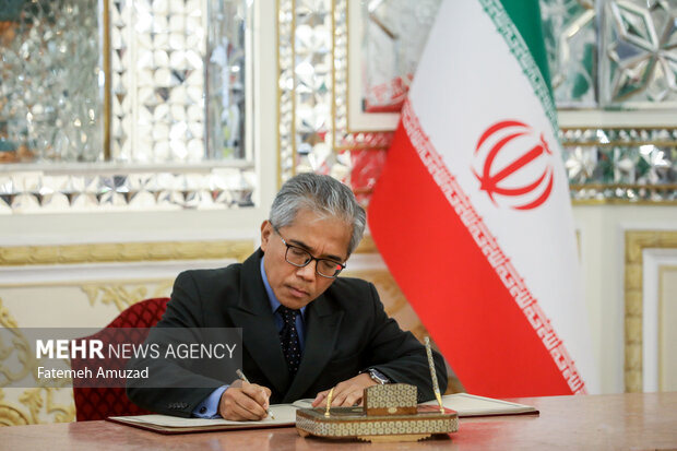 Ceremony of signing book of condolence for martyr Raeisi, FM