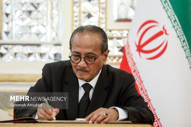 Ceremony of signing book of condolence for martyr Raeisi, FM